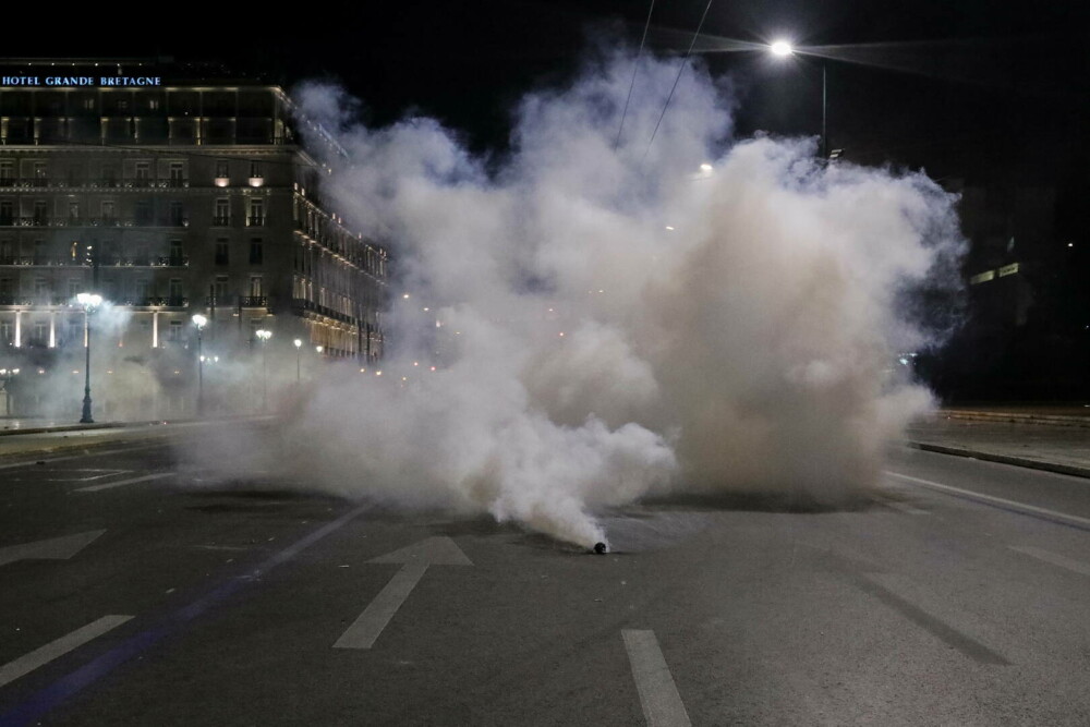 Proteste violente în Salonic și Atena, după dezastrul feroviar din Grecia. Demonstranții au aruncat cu pietre și petarde - Imaginea 2