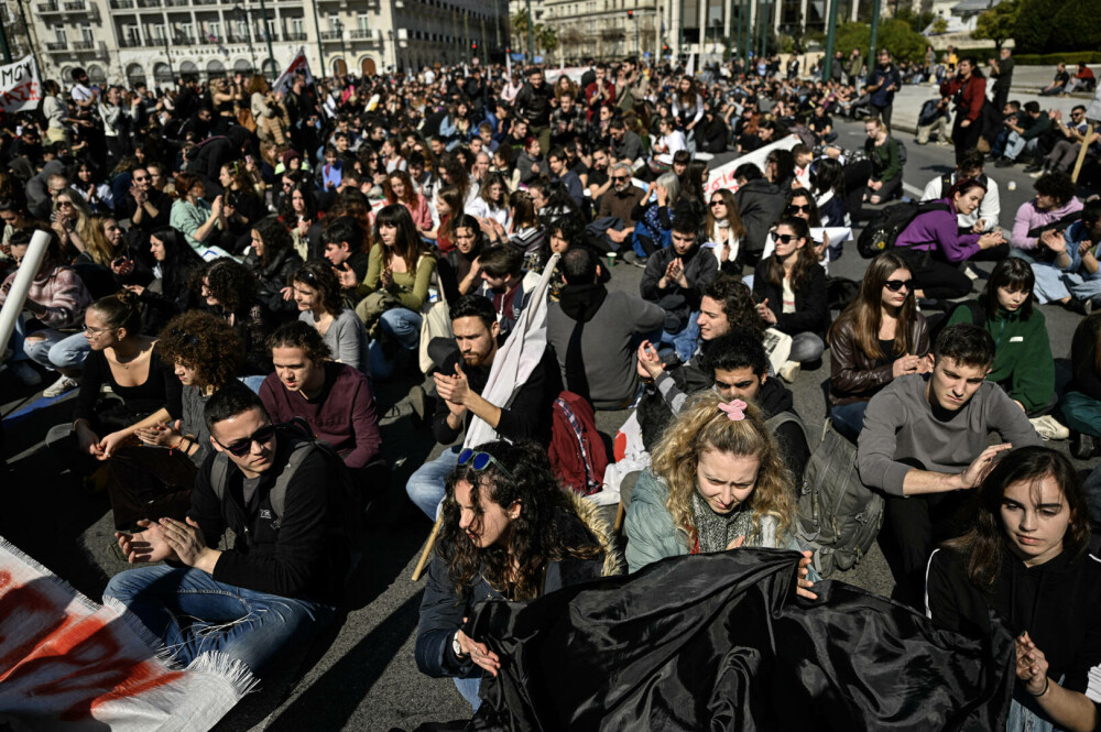 Proteste violente în Grecia, după dezastrul feroviar în care a murit și un român. Ciocniri între poliţie şi manifestanţi - Imaginea 10