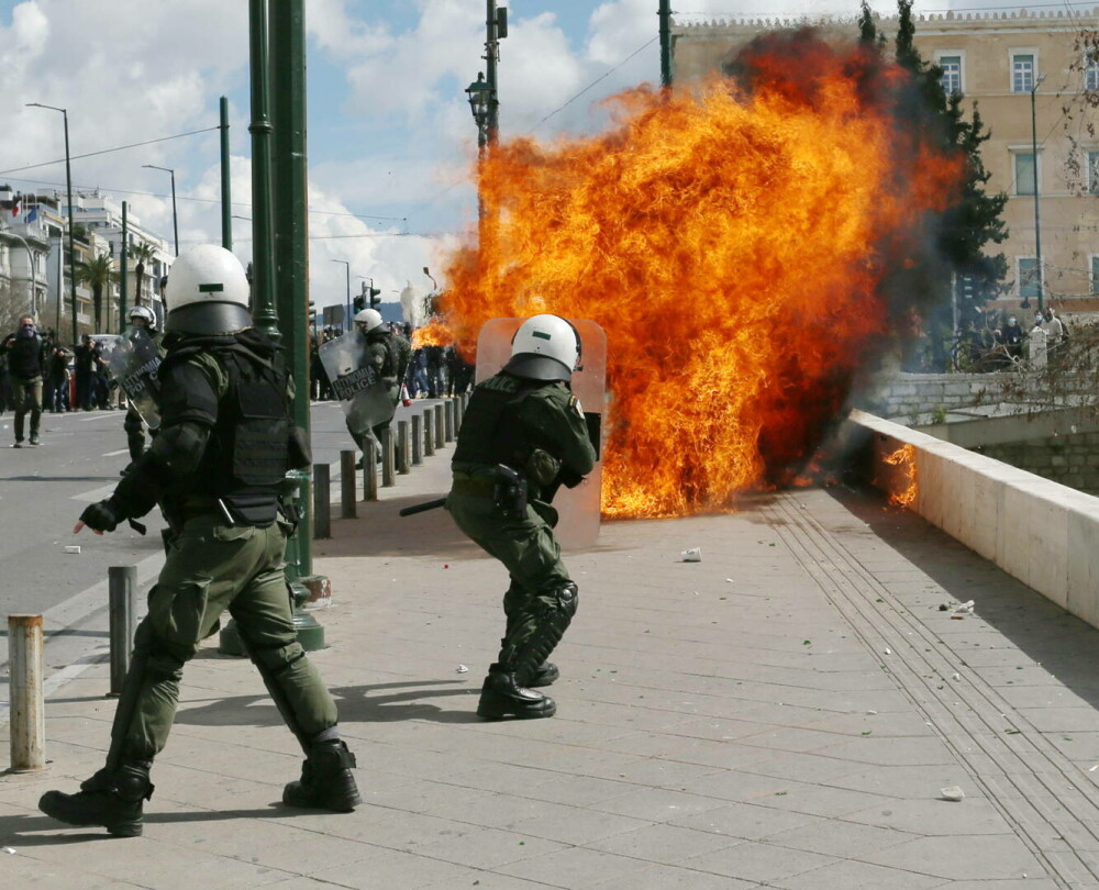 Proteste violente în Grecia, după dezastrul feroviar în care a murit și un român. Ciocniri între poliţie şi manifestanţi - Imaginea 2