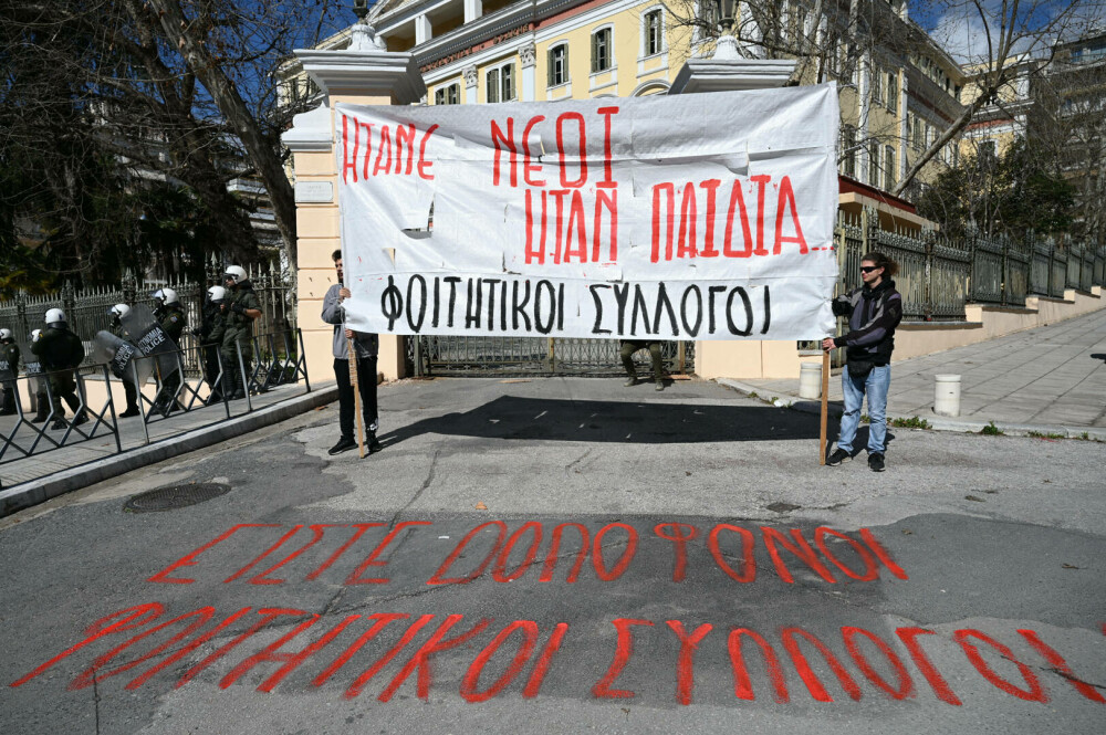 Proteste violente în Grecia, după dezastrul feroviar în care a murit și un român. Ciocniri între poliţie şi manifestanţi - Imaginea 7