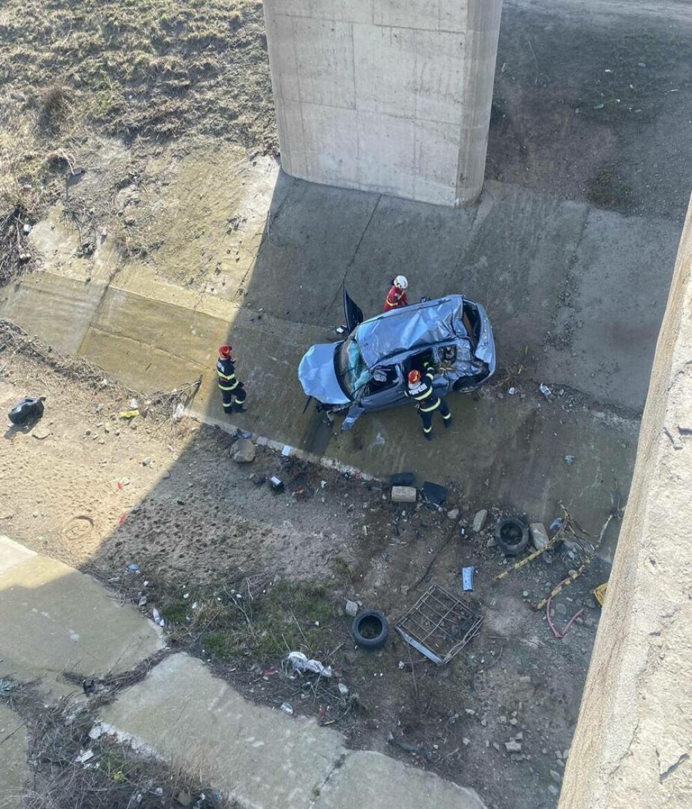 Accident grav în județul Ialomița. Două persoane au fost rănite după ce au căzut cu maşina de pe un pod. GALERIE FOTO - Imaginea 1