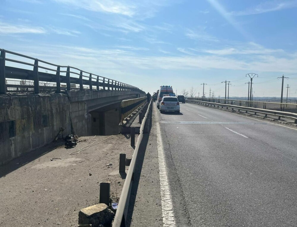 Accident grav în județul Ialomița. Două persoane au fost rănite după ce au căzut cu maşina de pe un pod. GALERIE FOTO - Imaginea 4