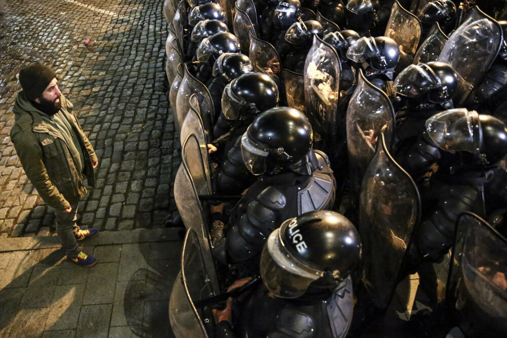 Proteste violente în Georgia, din cauza unei legi care ar afecta libertatea presei: 66 de arestări, 50 de polițiști răniți - Imaginea 2