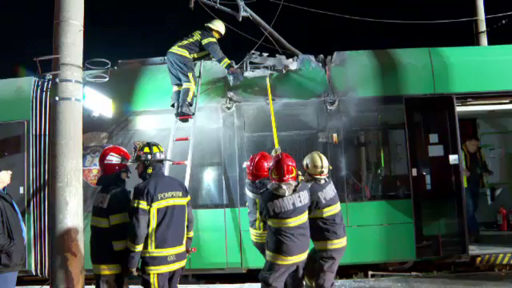 Un tramvai a luat foc, într-o stație din Arad. Pompierii au intervenit de urgență. De la ce a pornit incendiul - Imaginea 1