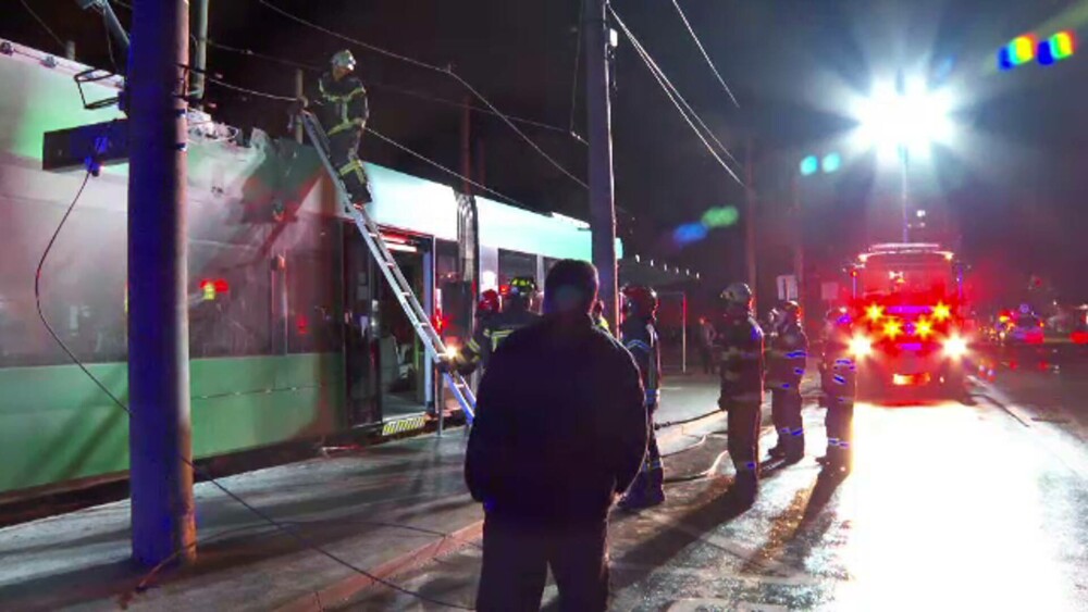 Un tramvai a luat foc, într-o stație din Arad. Pompierii au intervenit de urgență. De la ce a pornit incendiul - Imaginea 2