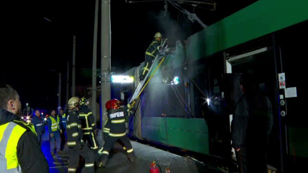 Un tramvai a luat foc, într-o stație din Arad. Pompierii au intervenit de urgență. De la ce a pornit incendiul - Imaginea 3