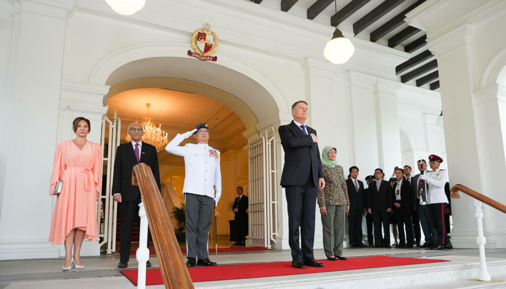 Klaus Iohannis a început vizita de stat în Singapore. A fost primit de președintele Halimah Yacob | GALERIE FOTO - Imaginea 2