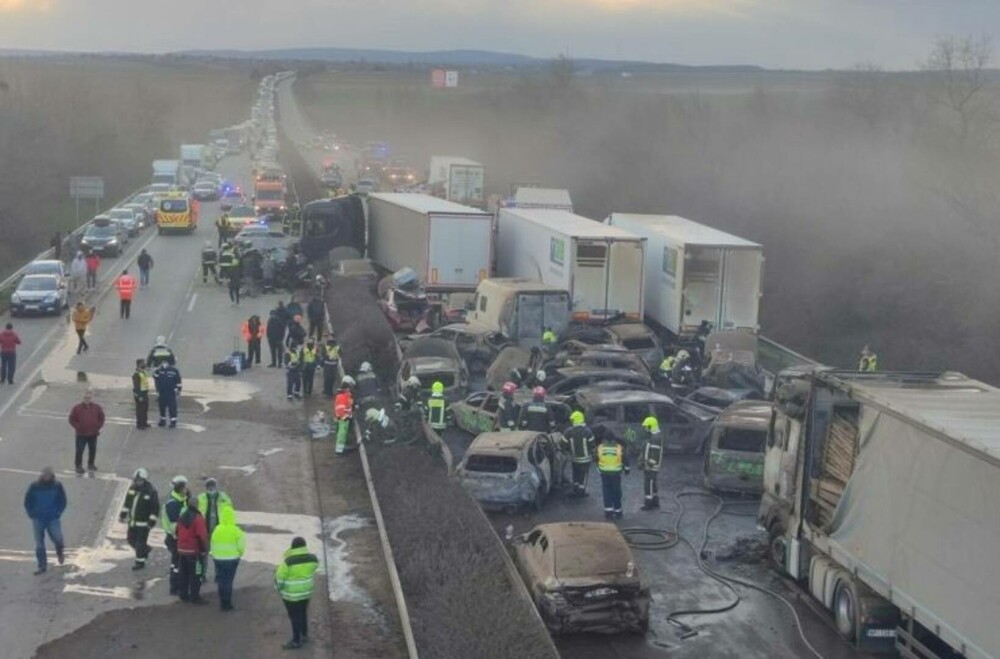 Accident uriaș în Ungaria, cu români printre victime. Peste 40 de TIR-uri și mașini s-au ciocnit. A izbucnit și un incendiu - Imaginea 1