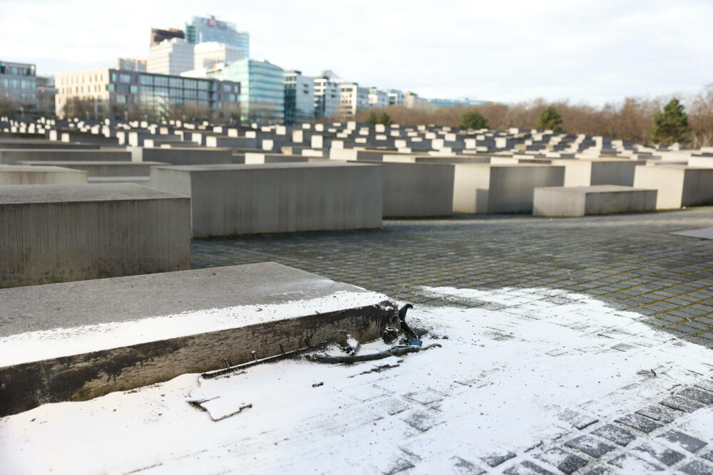 O maşină a intrat într-un bloc de beton de la Memorialul Holocaustului din Berlin. Trei bărbați au fugit de poliție - Imaginea 1