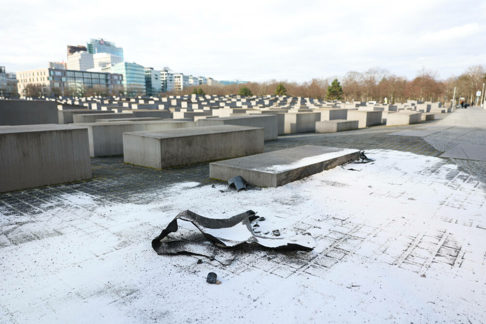 O maşină a intrat într-un bloc de beton de la Memorialul Holocaustului din Berlin. Trei bărbați au fugit de poliție - Imaginea 2