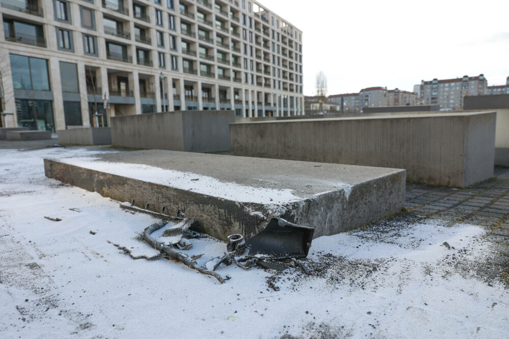 O maşină a intrat într-un bloc de beton de la Memorialul Holocaustului din Berlin. Trei bărbați au fugit de poliție - Imaginea 3