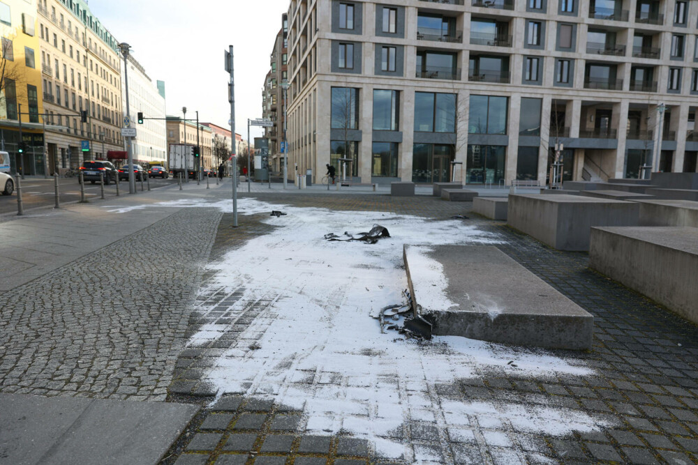 O maşină a intrat într-un bloc de beton de la Memorialul Holocaustului din Berlin. Trei bărbați au fugit de poliție - Imaginea 4