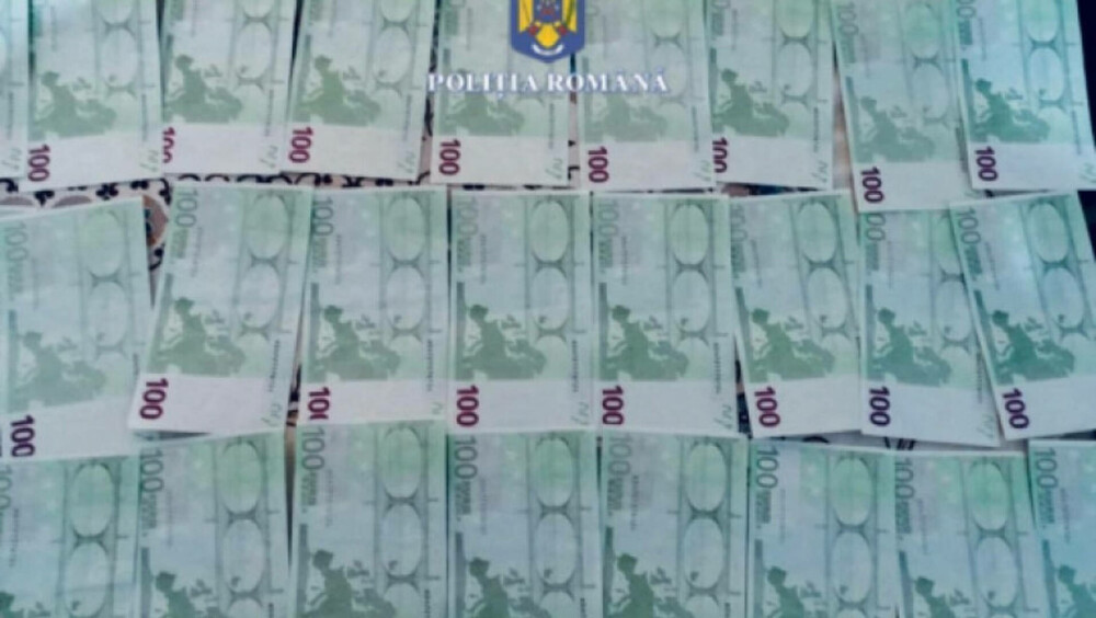 10.000 de euro în bancnote false au fost găsiți în Neamţ, în urma unor percheziţii. Ce au mai descoperit poliţiştii. FOTO - Imaginea 1