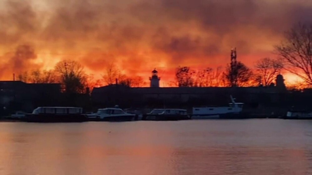 Imagini apocaliptice în Delta Dunării din cauza incendiilor provocate de oameni - Imaginea 4