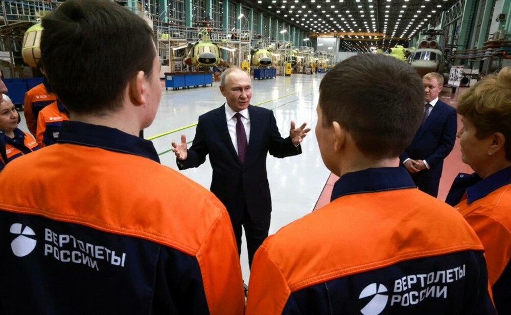 Putin, vizită de lucru la o fabrică de elicoptere din Siberia. Armata sa ar trece printr-o criză de echipamente - Imaginea 1