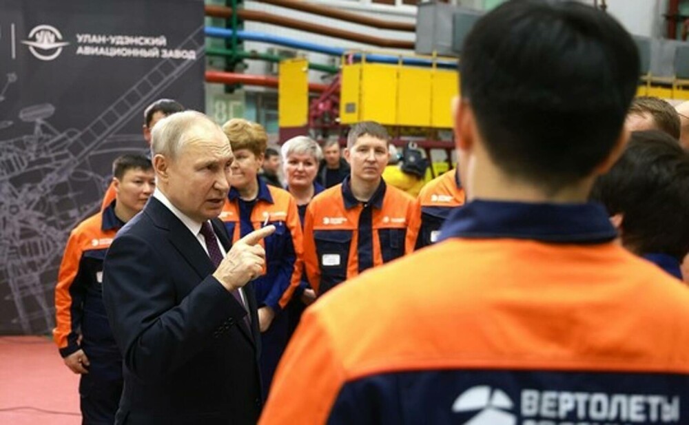 Putin, vizită de lucru la o fabrică de elicoptere din Siberia. Armata sa ar trece printr-o criză de echipamente - Imaginea 2