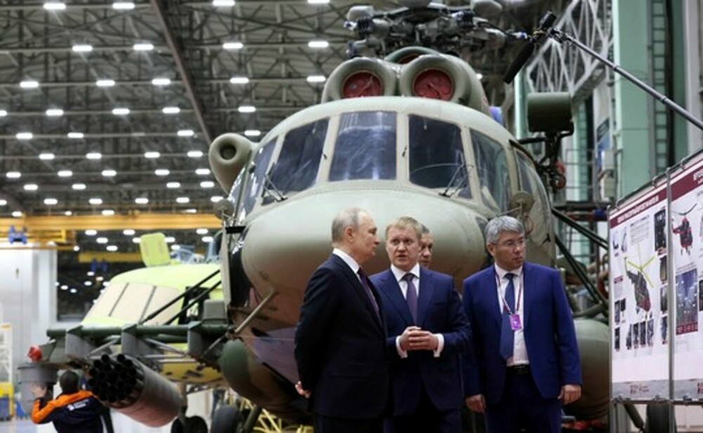 Putin, vizită de lucru la o fabrică de elicoptere din Siberia. Armata sa ar trece printr-o criză de echipamente - Imaginea 3