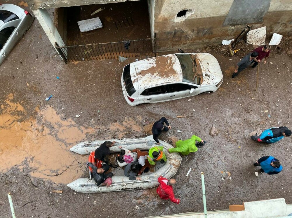 Turcia, lovită de inundații în zonele devastate de cutremure. 10 persoane au murit | GALERIE FOTO - Imaginea 2