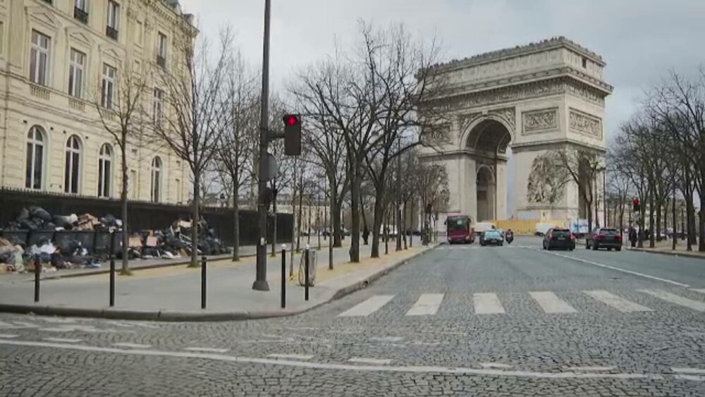 Parisul, transformat într-un imens coș de gunoi din cauza grevei gunoierilor. Protestele continuă în toată țara. GALERIE FOTO - Imaginea 10