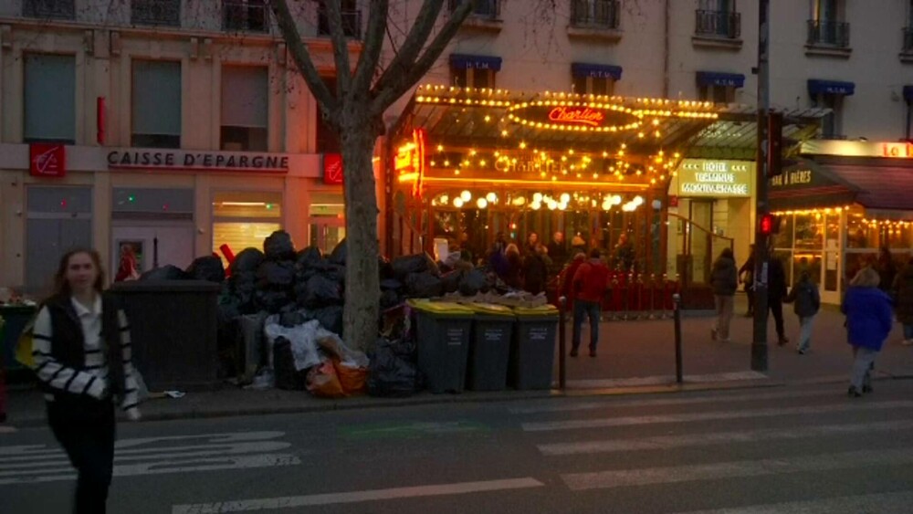 Parisul, transformat într-un imens coș de gunoi din cauza grevei gunoierilor. Protestele continuă în toată țara. GALERIE FOTO - Imaginea 12