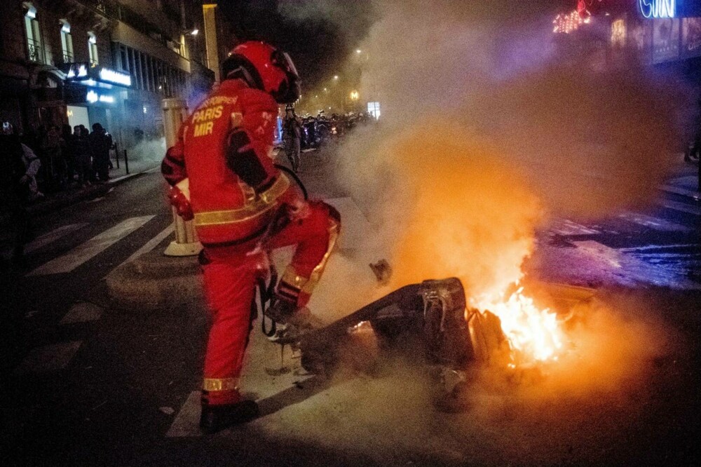 Violențele stradale continuă în Franța, după ce moţiunea de cenzură împotriva guvernului a căzut la vot | VIDEO - Imaginea 1