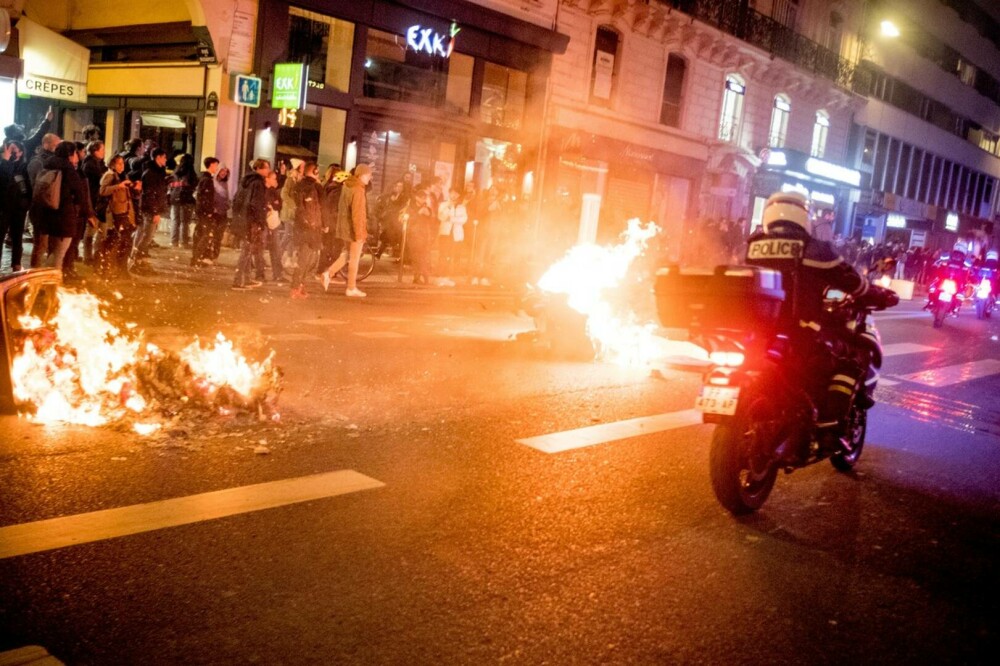 Violențele stradale continuă în Franța, după ce moţiunea de cenzură împotriva guvernului a căzut la vot | VIDEO - Imaginea 5