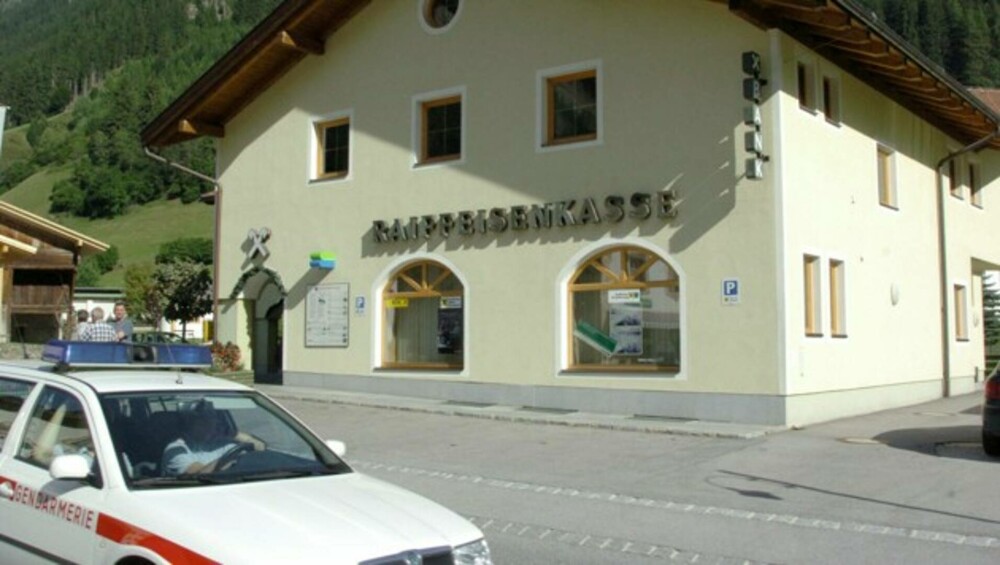 Un bărbat din R. Moldova care a jefuit o bancă din Austria, în urmă cu 19 ani, a fost prins în România - Imaginea 2