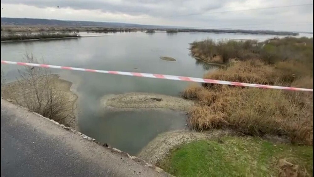 Podul de peste râul Olt, dintre județele Vâlcea și Olt, a fost închis după ce o bucată s-a prăbușit. GALERIE FOTO - Imaginea 3