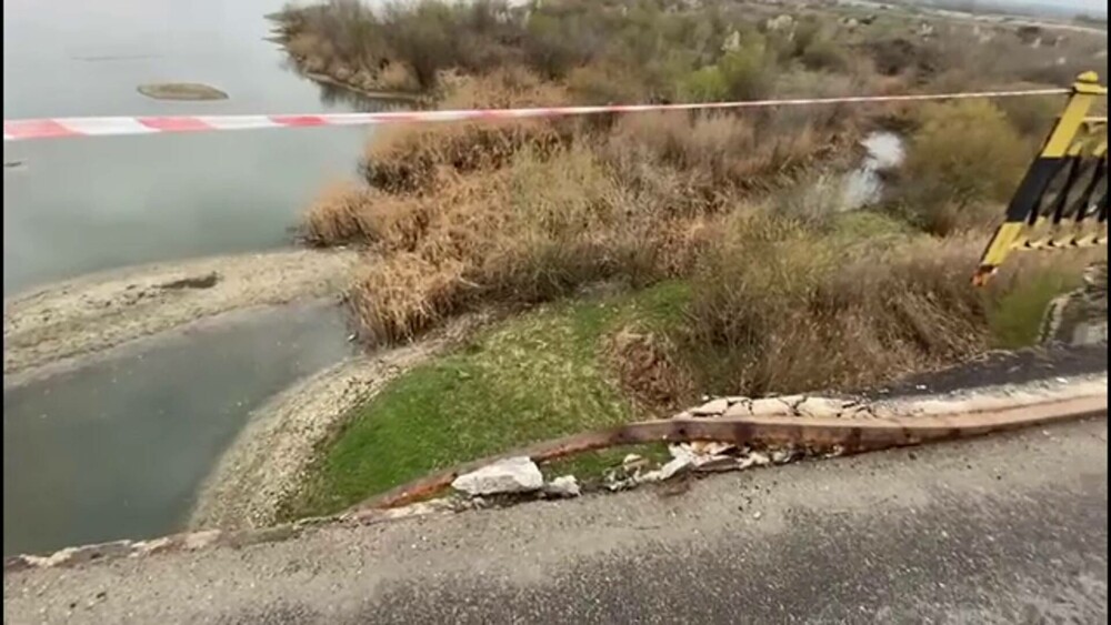 Podul de peste râul Olt, dintre județele Vâlcea și Olt, a fost închis după ce o bucată s-a prăbușit. GALERIE FOTO - Imaginea 4