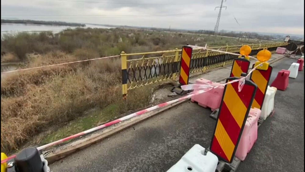 Podul de peste râul Olt, dintre județele Vâlcea și Olt, a fost închis după ce o bucată s-a prăbușit. GALERIE FOTO - Imaginea 10