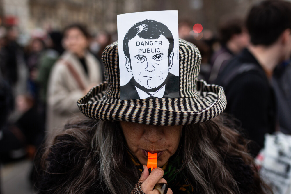Franța, zguduită iarăși de proteste violente împotriva creșterii vârstei de pensionare. Mulțimea e furioasă pe Macron - Imaginea 1
