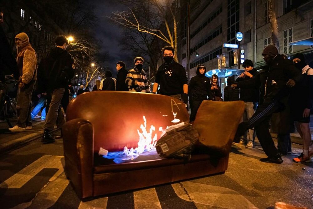 Franța, zguduită iarăși de proteste violente împotriva creșterii vârstei de pensionare. Mulțimea e furioasă pe Macron - Imaginea 2