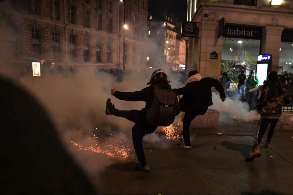 Franța, zguduită iarăși de proteste violente împotriva creșterii vârstei de pensionare. Mulțimea e furioasă pe Macron - Imaginea 3