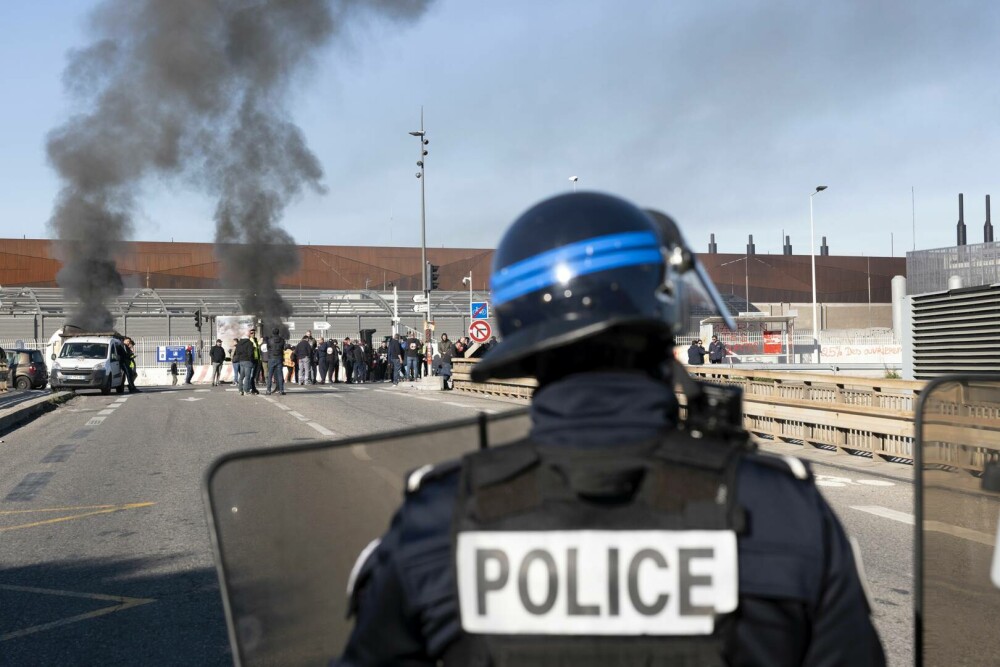 Franța, zguduită iarăși de proteste violente împotriva creșterii vârstei de pensionare. Mulțimea e furioasă pe Macron - Imaginea 4