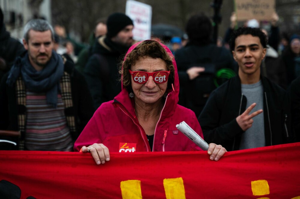 Franța, zguduită iarăși de proteste violente împotriva creșterii vârstei de pensionare. Mulțimea e furioasă pe Macron - Imaginea 5