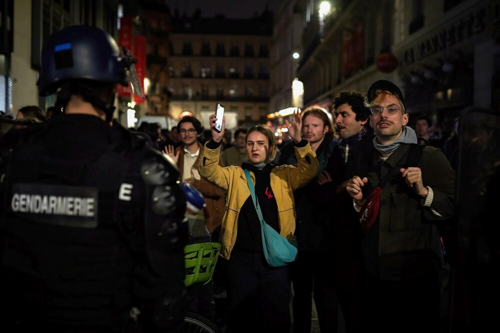 Franța, zguduită iarăși de proteste violente împotriva creșterii vârstei de pensionare. Mulțimea e furioasă pe Macron - Imaginea 8