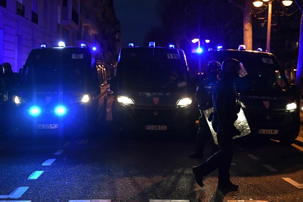 Franța, zguduită iarăși de proteste violente împotriva creșterii vârstei de pensionare. Mulțimea e furioasă pe Macron - Imaginea 10