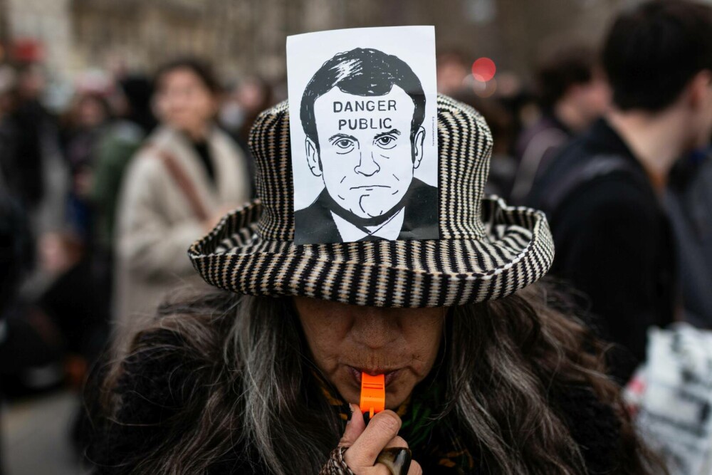 Franța, zguduită iarăși de proteste violente împotriva creșterii vârstei de pensionare. Mulțimea e furioasă pe Macron - Imaginea 11