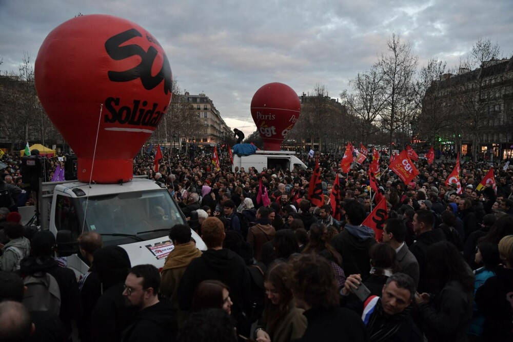 Franța, zguduită iarăși de proteste violente împotriva creșterii vârstei de pensionare. Mulțimea e furioasă pe Macron - Imaginea 13