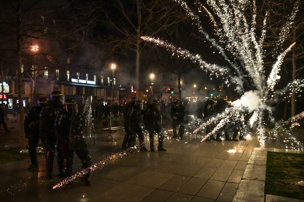 Franța, zguduită iarăși de proteste violente împotriva creșterii vârstei de pensionare. Mulțimea e furioasă pe Macron - Imaginea 14