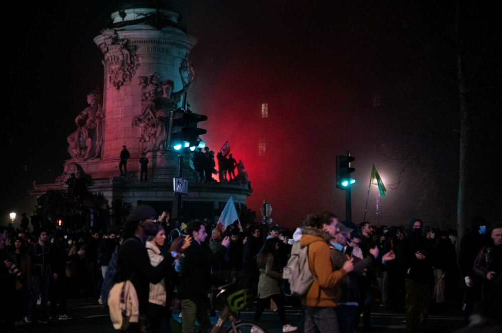 Franța, zguduită iarăși de proteste violente împotriva creșterii vârstei de pensionare. Mulțimea e furioasă pe Macron - Imaginea 16