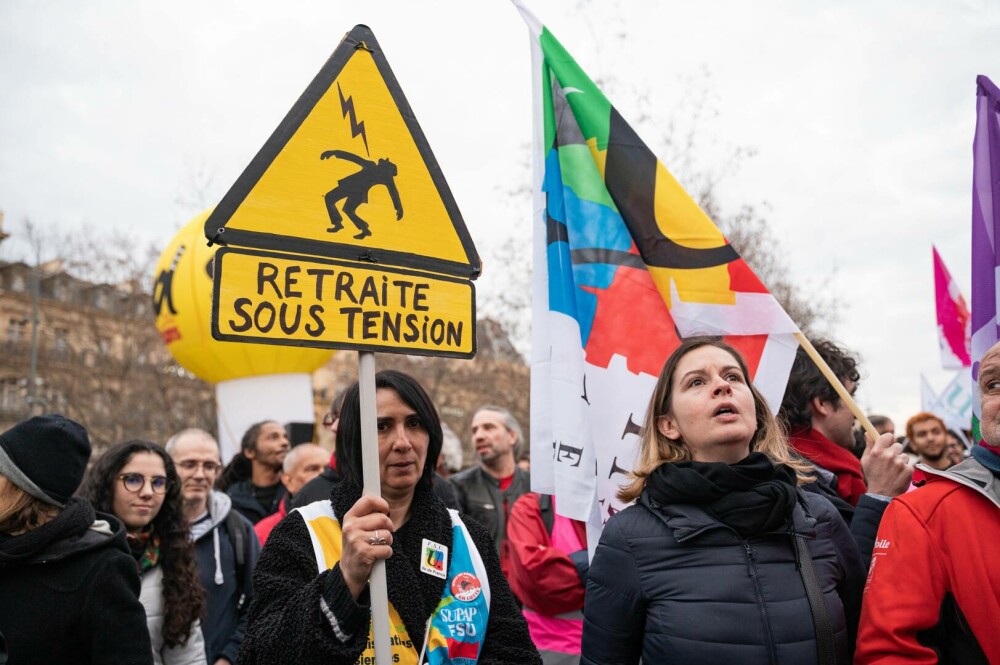 Franța, zguduită iarăși de proteste violente împotriva creșterii vârstei de pensionare. Mulțimea e furioasă pe Macron - Imaginea 17
