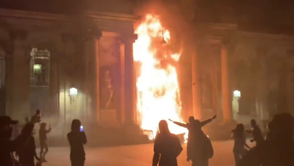 Imagini șocante în Franța. Protestatarii au incendiat primăria din Bordeaux. Sute de răniți și arestați GALERIE FOTO - Imaginea 3