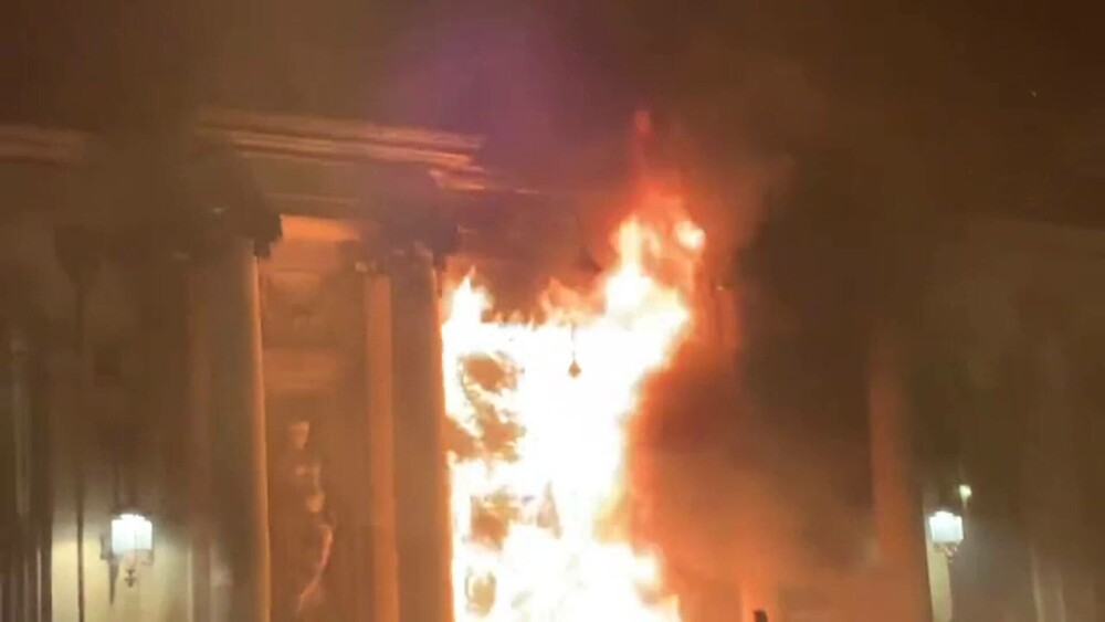 Imagini șocante în Franța. Protestatarii au incendiat primăria din Bordeaux. Sute de răniți și arestați GALERIE FOTO - Imaginea 2