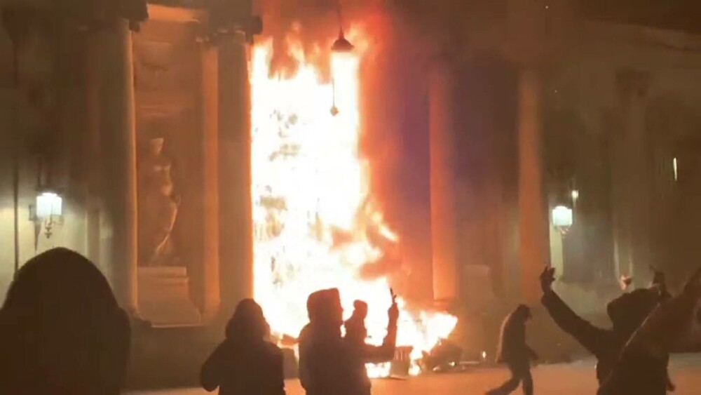Imagini șocante în Franța. Protestatarii au incendiat primăria din Bordeaux. Sute de răniți și arestați GALERIE FOTO - Imaginea 1
