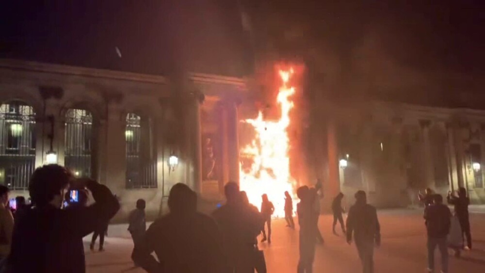 Imagini șocante în Franța. Protestatarii au incendiat primăria din Bordeaux. Sute de răniți și arestați GALERIE FOTO - Imaginea 4