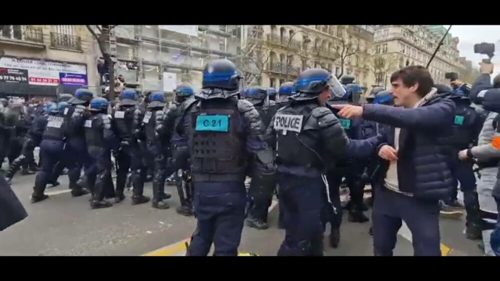 Imagini șocante în Franța. Protestatarii au incendiat primăria din Bordeaux. Sute de răniți și arestați GALERIE FOTO - Imaginea 5