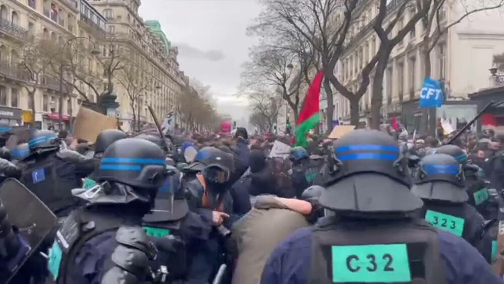 Imagini șocante în Franța. Protestatarii au incendiat primăria din Bordeaux. Sute de răniți și arestați GALERIE FOTO - Imaginea 6