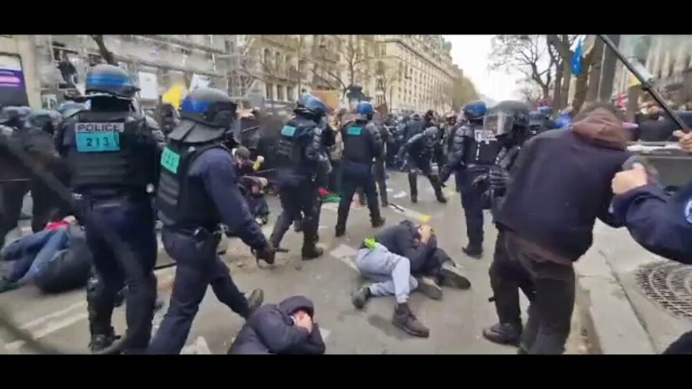 Imagini șocante în Franța. Protestatarii au incendiat primăria din Bordeaux. Sute de răniți și arestați GALERIE FOTO - Imaginea 7