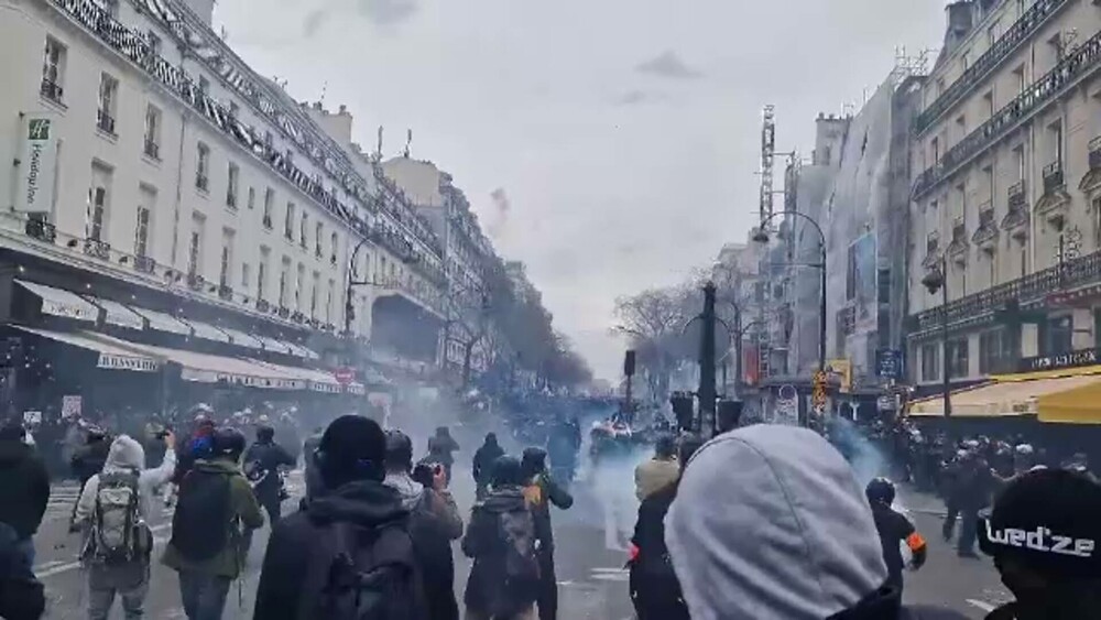 Imagini șocante în Franța. Protestatarii au incendiat primăria din Bordeaux. Sute de răniți și arestați GALERIE FOTO - Imaginea 8